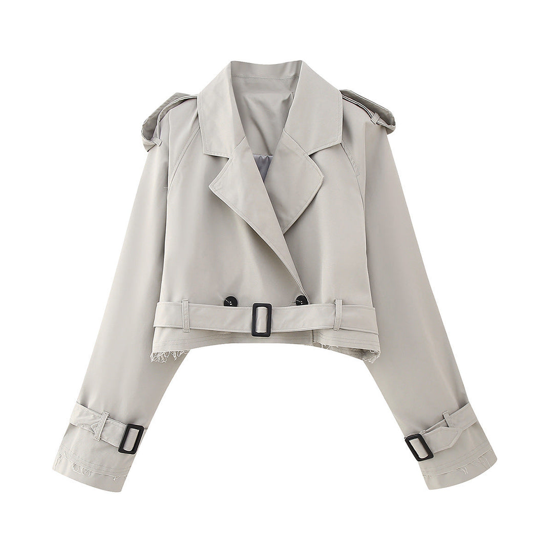 Seitenansicht eines eleganten kurzen Damen Trenchcoats, vielseitige Übergangsjacke in Schwarz für jede Saison.