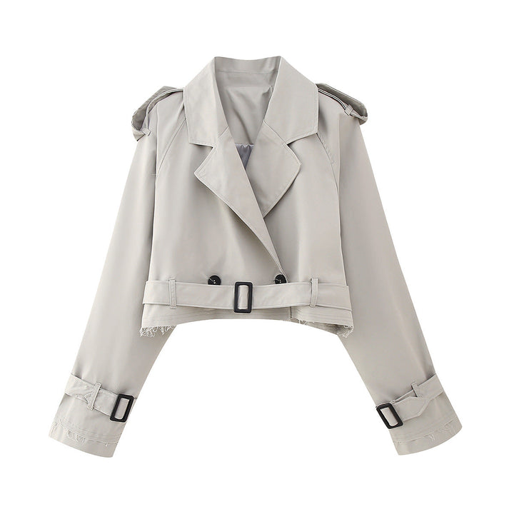 Seitenansicht eines eleganten kurzen Damen Trenchcoats, vielseitige Übergangsjacke in Schwarz für jede Saison.