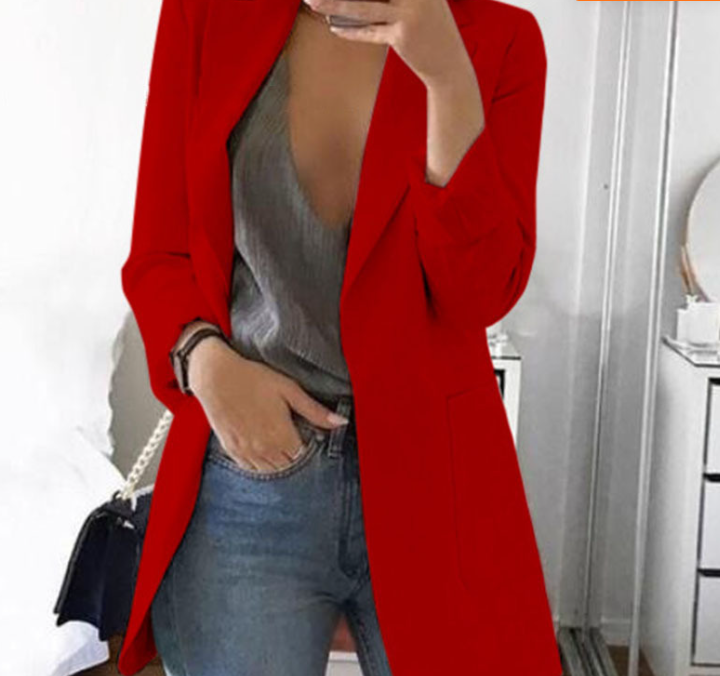 Moderne Frau trägt Langblazer Elise; eleganter Blazermantel für Business, Freizeit. Trendige Oberbekleidung.