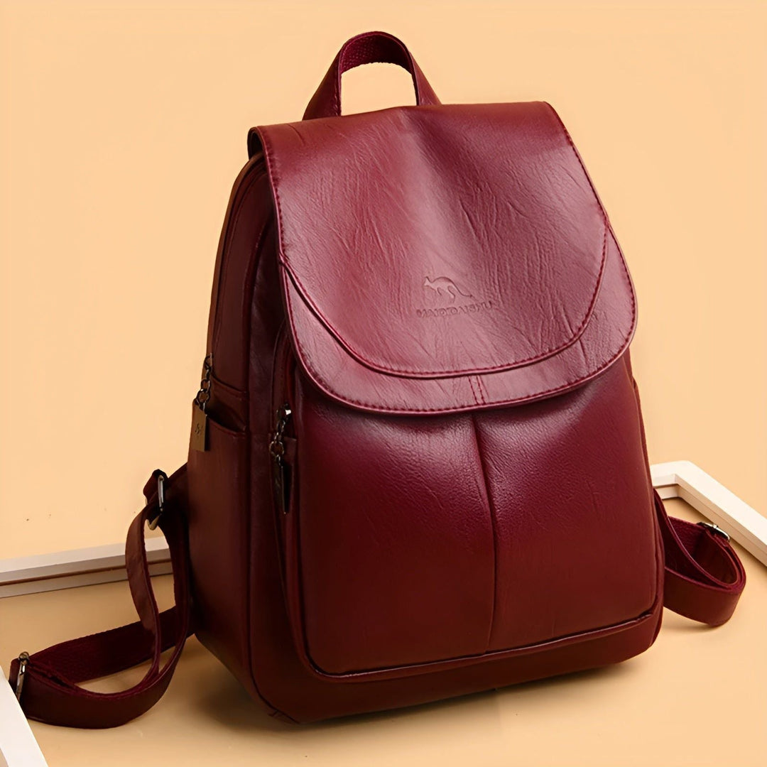 Frau trägt eleganten schwarzen Damen Leder Rucksack, vielseitig für Stadtbummel und Business-Look.