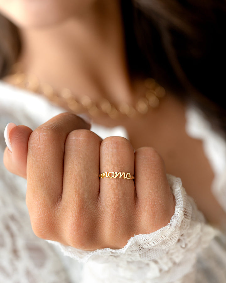 Zeitloser Mama-Ring aus 925er Sterling Silber, vergoldet. Eleganter Schmuck, ideal als Geschenk für Mütter.