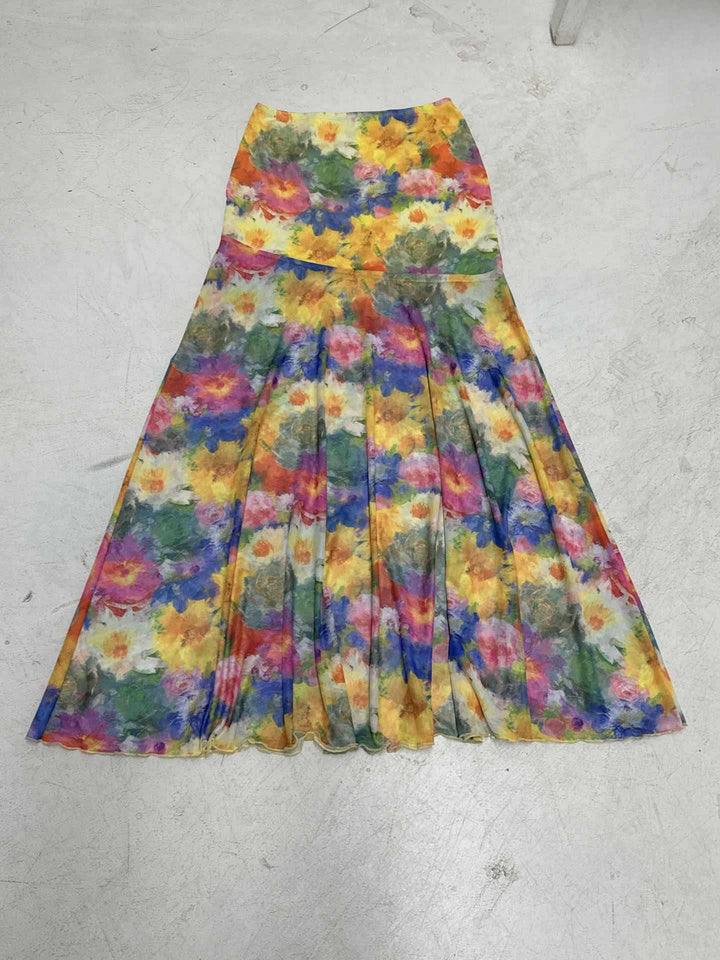 Detailreicher Floralrock mit lebhaftem Blumenmuster, ein eleganter Damen Maxirock und modischer Sommerrock.