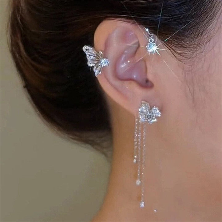 Luxuriöser goldener Ohrenclip für Damen. Eleganter Ohrschmuck, funkelnd & piercingfrei, ideal für Hochzeiten.