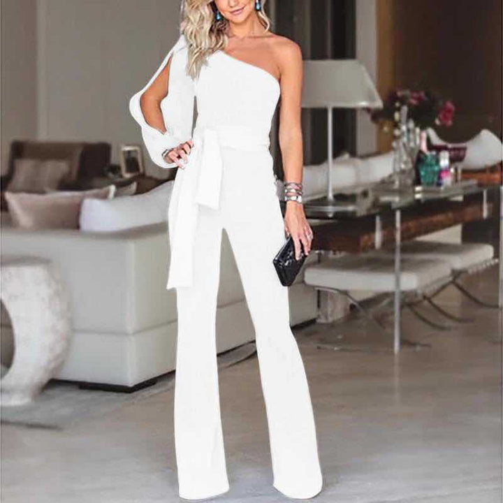 Modischer Damen Jumpsuit mit One-Shoulder, weitem Bein und taillierter Passform für einen stilvollen Auftritt.
