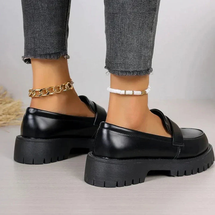 Bequeme Damen Loafer mit Keilabsatz, orthopädisch, schwarzer Slipper für eleganten Alltagskomfort.