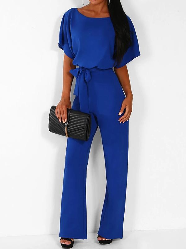 Rückenansicht eines eleganten Damen Overalls in Schwarz mit Rüschengürtel & kurzen Ärmeln.