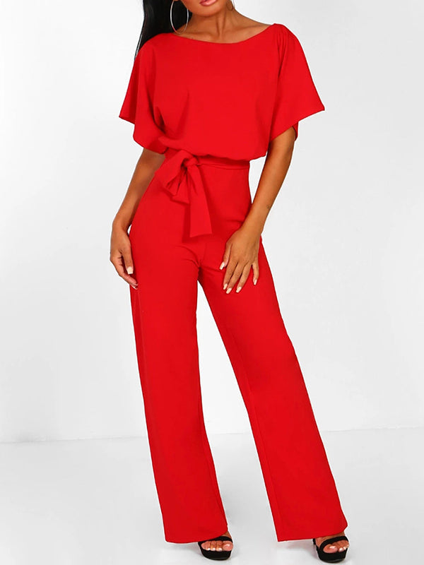 Bordeauxfarbener, eleganter Damen Overall mit Rüschengürtel & kurzen Ärmeln, ideal für Herbstmode.