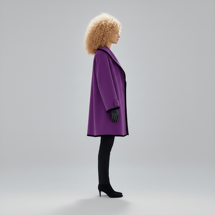 Model trägt Oversized Damenmantel Stephanie, perfekt für den urbanen Winterstil.