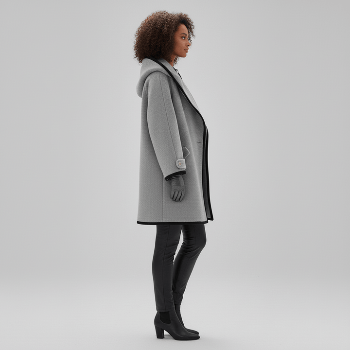 Der weite Schnitt des Oversized Mantels Stephanie betont seine moderne Ästhetik.