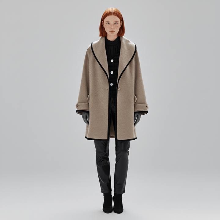 Nahaufnahme des hochwertigen Stoffes vom Oversized Reversmantel Stephanie für Damen.