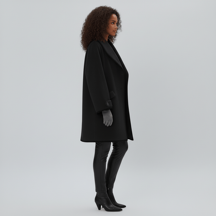 Rückenansicht des eleganten Oversized Mantels Stephanie, modische Damenbekleidung.