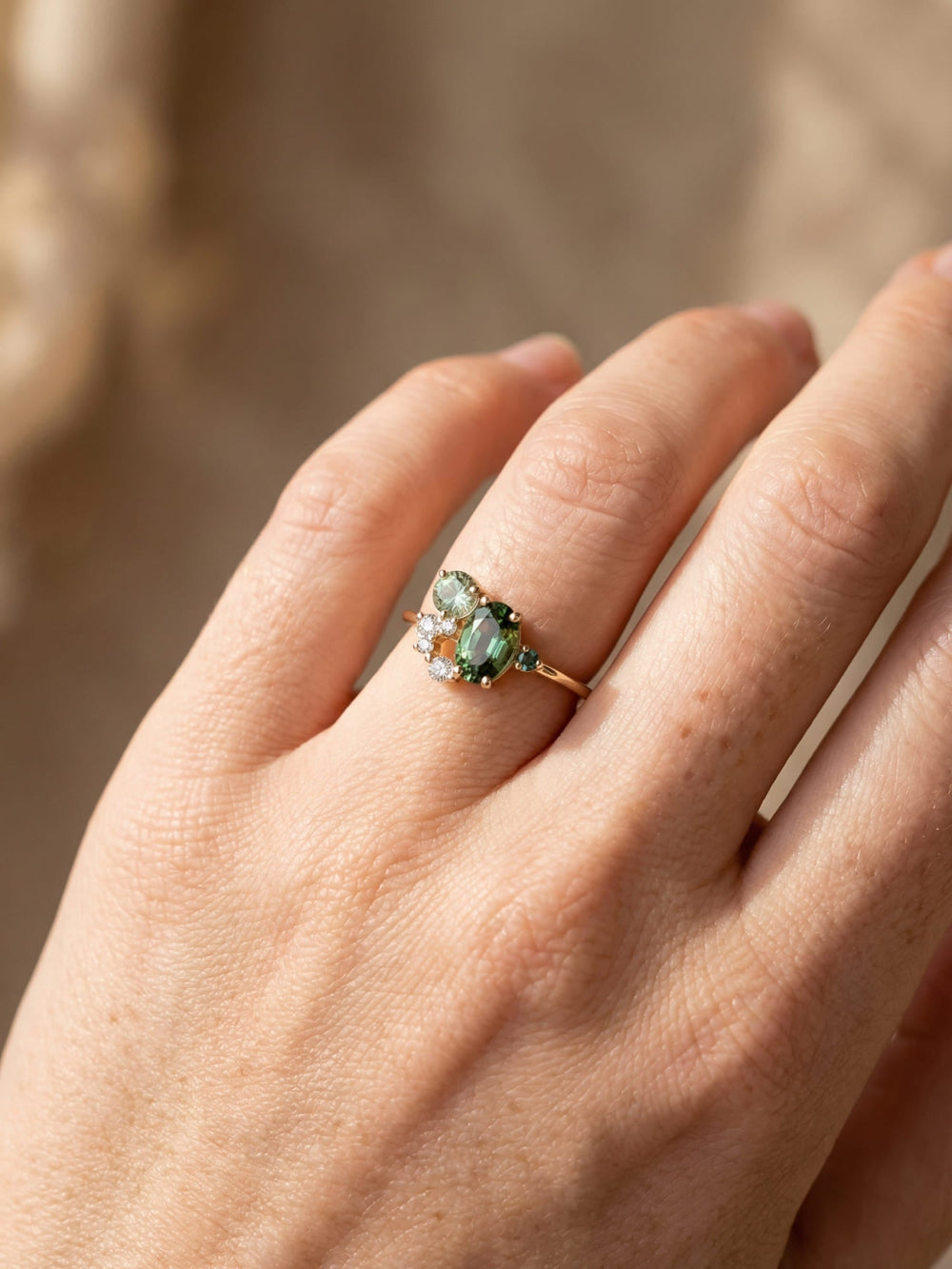 Natürlicher Peridot Damenring mit Zirkonsteinen. Ein wunderschönes Accessoire & Geschenk für Frauen.