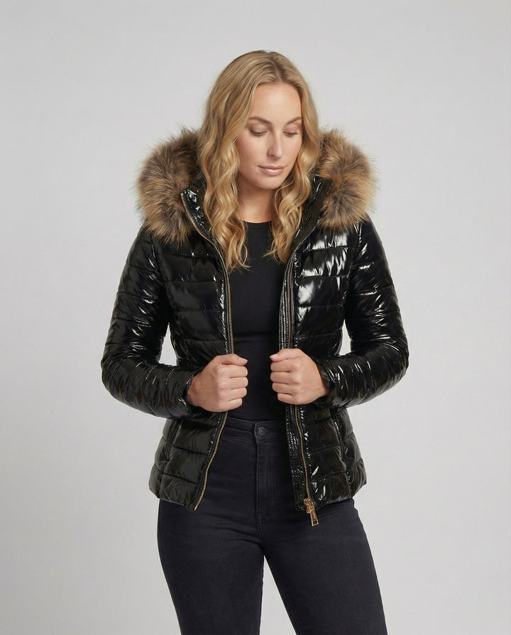 Eleganter Damen-Puffermantel mit warmer Pelzkapuze für stilvolle Wintertage. Kuscheliger Wintermantel für Damenmode.