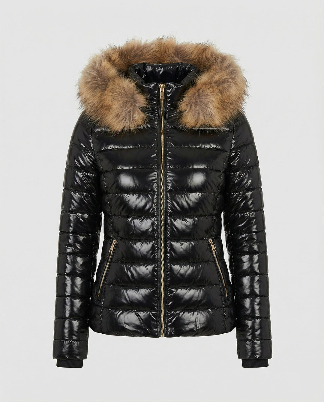Aktive Dame im warmen Puffermantel mit Pelzkapuze. Bequeme, elegante Winterjacke für Outdoor-Aktivitäten.