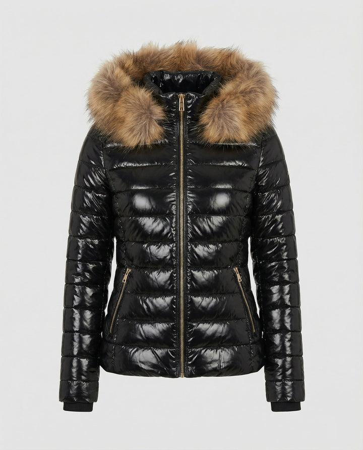 Aktive Dame im warmen Puffermantel mit Pelzkapuze. Bequeme, elegante Winterjacke für Outdoor-Aktivitäten.