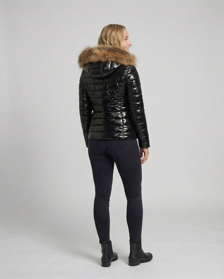Stilvoller Damen-Puffermantel mit abgestepptem Design und warmer Pelzkapuze. Moderner Wintermantel, outdoortauglich.