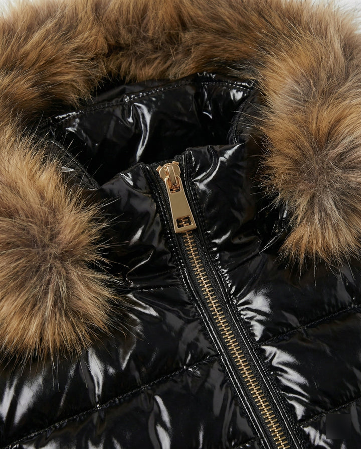 Schicker Damen-Puffermantel mit warmer Pelzkapuze, Reißverschluss und praktischen Taschen. Warmer Wintermantel.