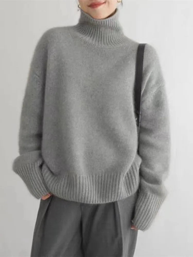 Moderner Damen Rollkragen-Strickpullover, vielseitig kombinierbar für Wintermode und elegante Casual-Looks.