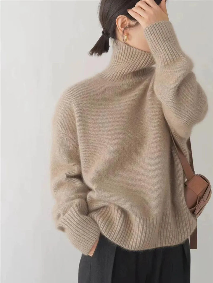Zeitloser Damen Rollkragenpullover in luxuriösem Strick, bietet wohlige Wärme und eine schicke Silhouette.