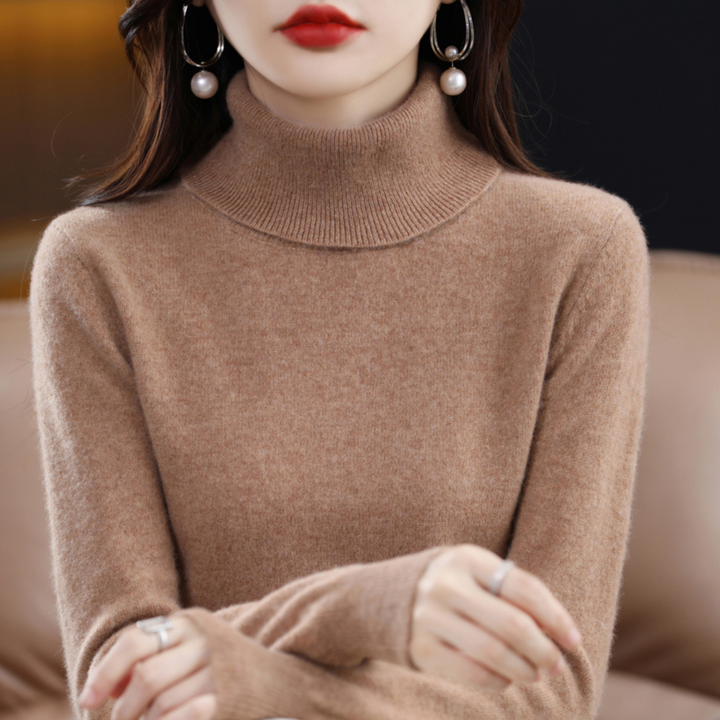 Nahaufnahme des feinen Strickmusters des eleganten Damen Rollkragenpullovers, warmes Winter Oberteil.