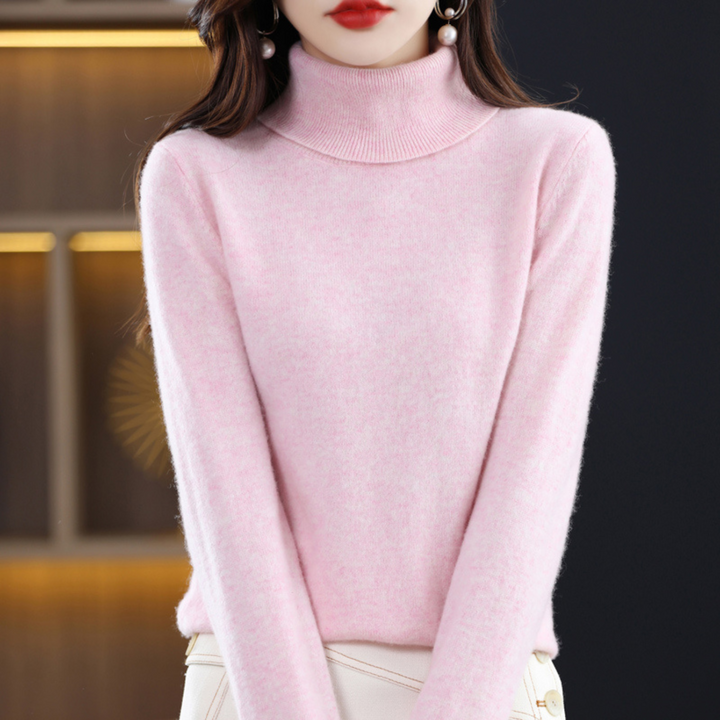 Detailansicht des Rollkragens am eleganten Damen Winter Pullover; stilvolles und warmes Oberteil.