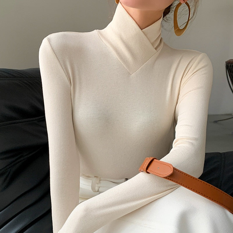 Bequemer, modischer Damen Rollkragenpullover in Weiß. Langarm Basic Strickpullover für den Alltag.