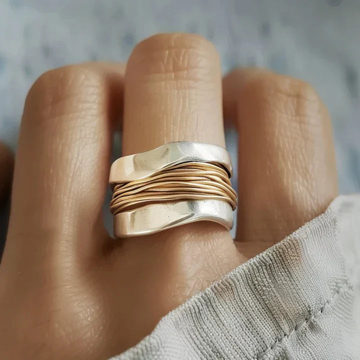 Eleganter Damen Silberring mit goldenen Akzenten, zeitloser Schmuck aus Sterlingsilber, ideales Accessoire.