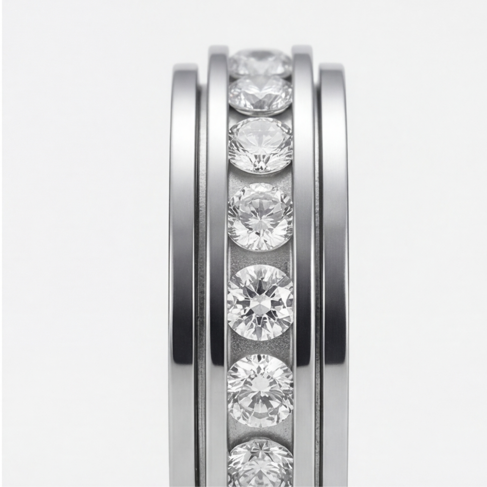Damenhand mit elegantem Titanstahl Spinner-Ring, stilvolles Antistress-Accessoire für Alltag und Entspannung.