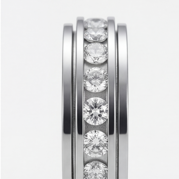 Damenhand mit elegantem Titanstahl Spinner-Ring, stilvolles Antistress-Accessoire für Alltag und Entspannung.