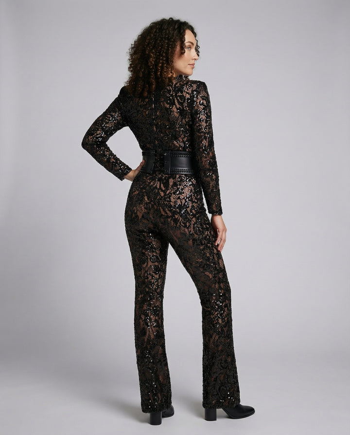 Weißer eleganter Damen Overall mit Spitzenoberteil und weitem Bein. Ein stilvoller Look für besondere Nächte.