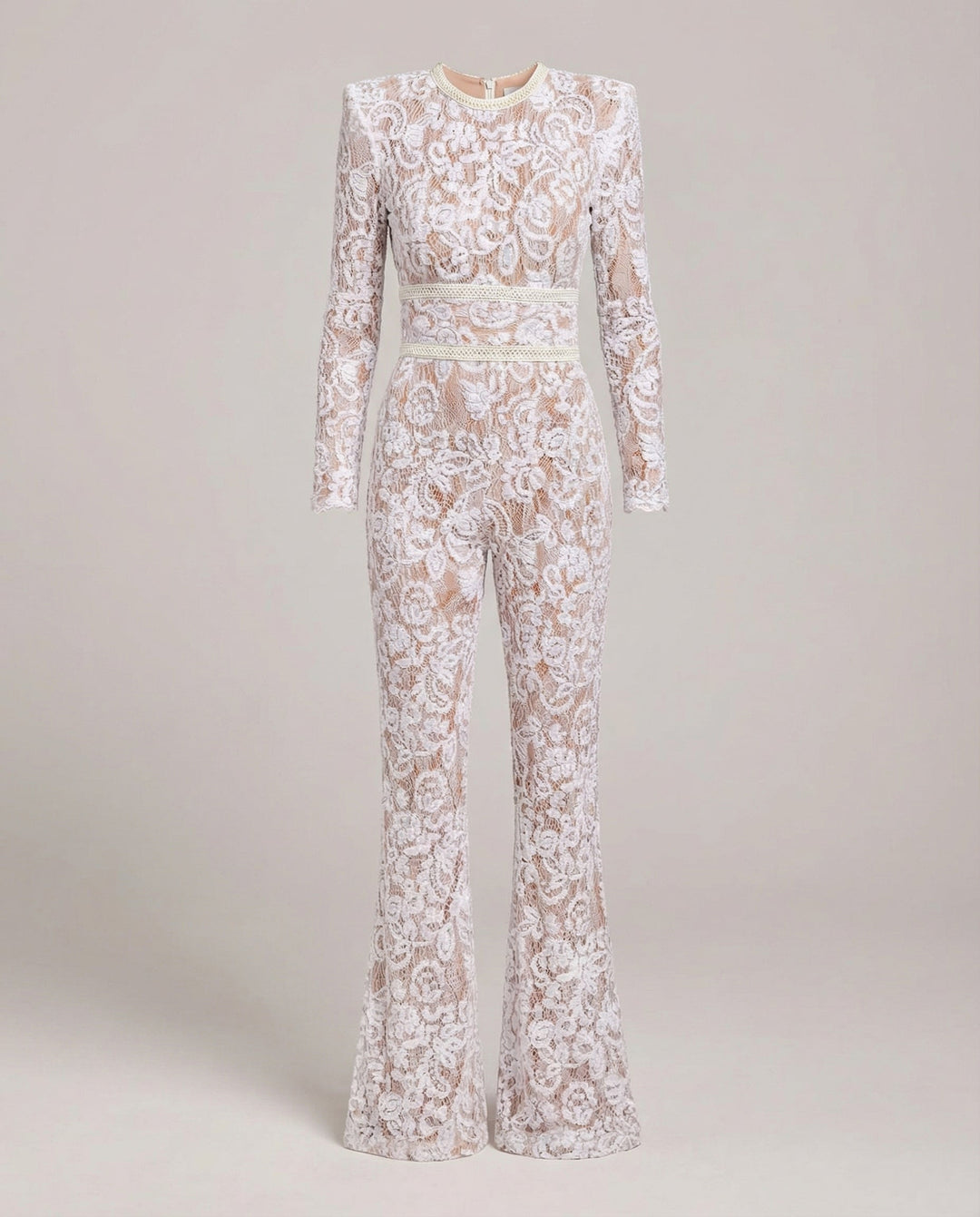 Festlicher Damen Jumpsuit mit filigraner Spitze und elegantem Schnitt. Zeitlose Abendmode für stilvolle Auftritte.