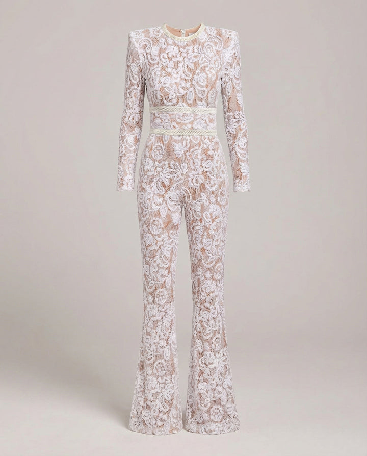 Festlicher Damen Jumpsuit mit filigraner Spitze und elegantem Schnitt. Zeitlose Abendmode für stilvolle Auftritte.