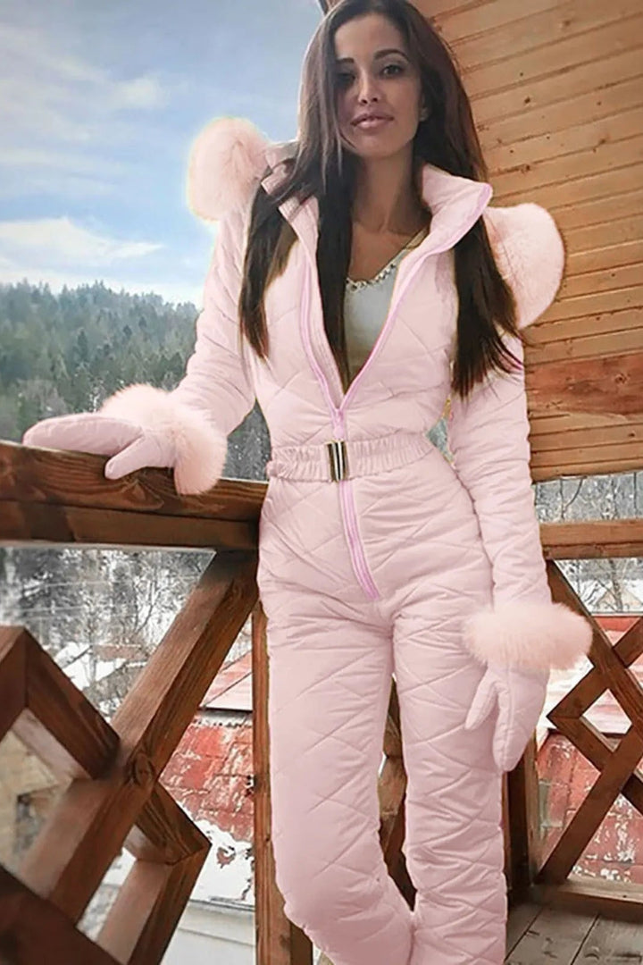 Moderner Damen Jumpsuit "Alice", ein eleganter Slim Fit Winteranzug für stilvolle Damenmode im Winter.
