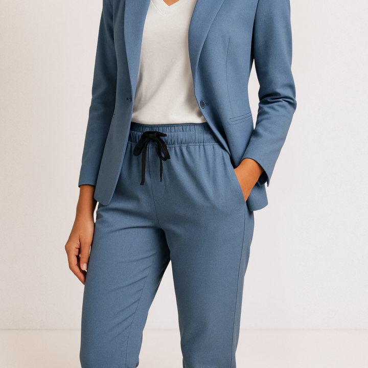 Stylischer Damen Blazer & Jogger Set in Marineblau, komfortabler Freizeitanzug für modische Damenmode.