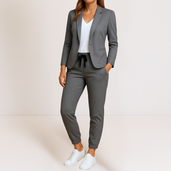 Komfortabler Damen Zweiteiler für Business Casual: Eleganter Blazer & entspannte Jogger Hose in Schwarz.