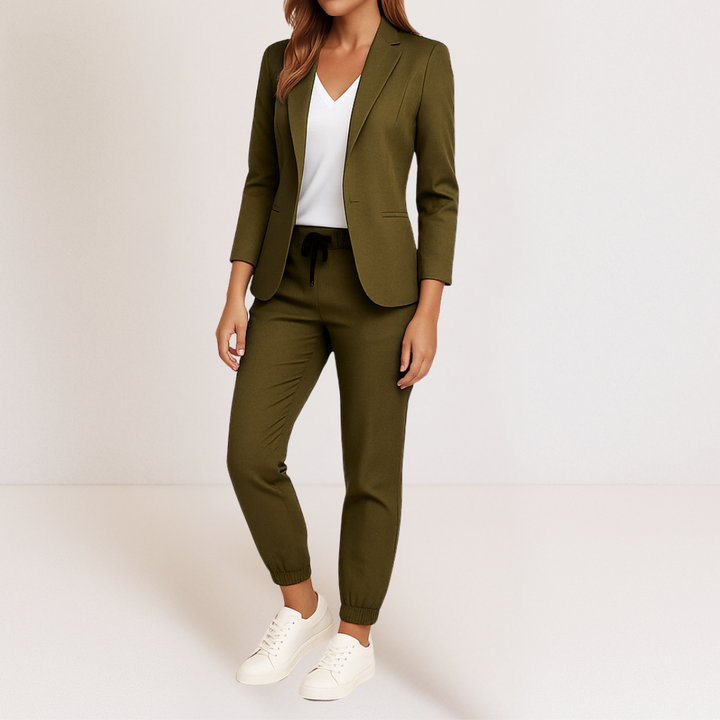 Komplettes Damen Outfit: Stilvoller Blazer & bequeme Jogger Set für Eleganz und Komfort im Alltag.