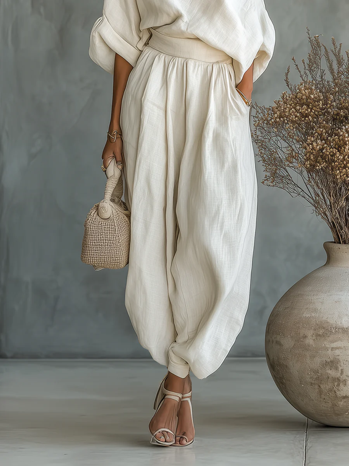 Trendiges Damen Set, schulterfreier Zweiteiler mit langen Ärmeln und passender taillierter Hose für eleganten Sommerstil.