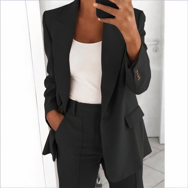 Moderner Damen-Blazer aus dem Business-Set. Taillierter Schnitt, ideal für Büro und elegante Freizeitlooks. Damenmode.