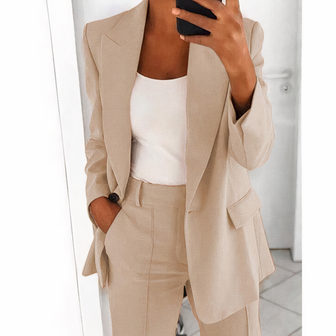 Professioneller Damenanzug im Büro. Eleganter Blazer & Hose für ein seriöses Business-Outfit. Formelle Businesskleidung.