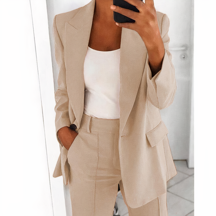 Professioneller Damenanzug im Büro. Eleganter Blazer & Hose für ein seriöses Business-Outfit. Formelle Businesskleidung.