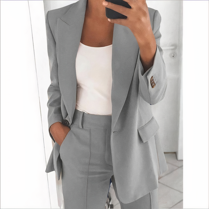 Hochwertiges Damen Blazer- und Hosen-Set. Zeitloses Design und komfortabler Stoff für Business & Freizeit.