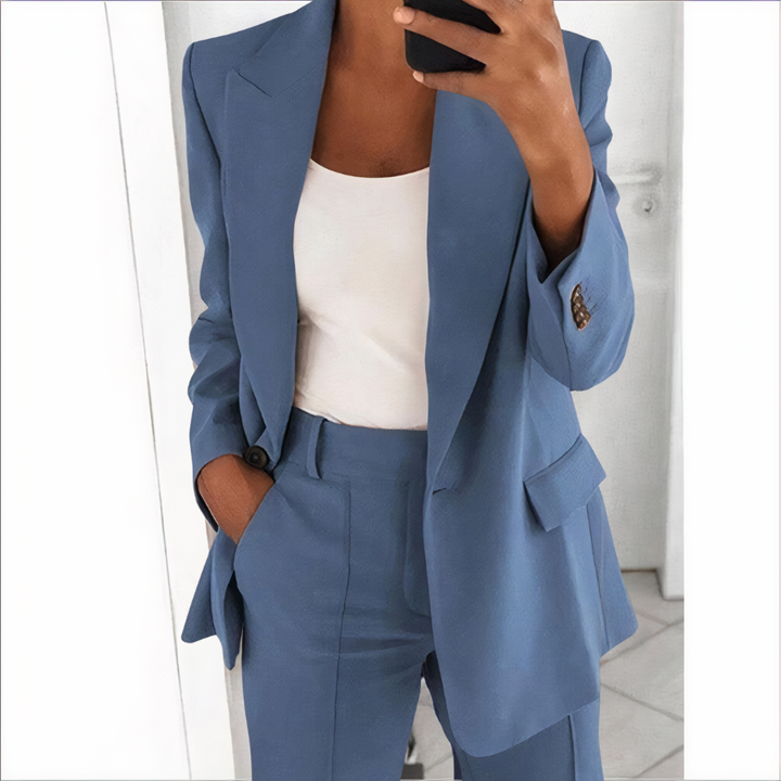 Klassischer Damenanzug mit figurbetontem Blazer & gerader Hose. Ein elegantes Set für Business- & Alltagsoutfits.