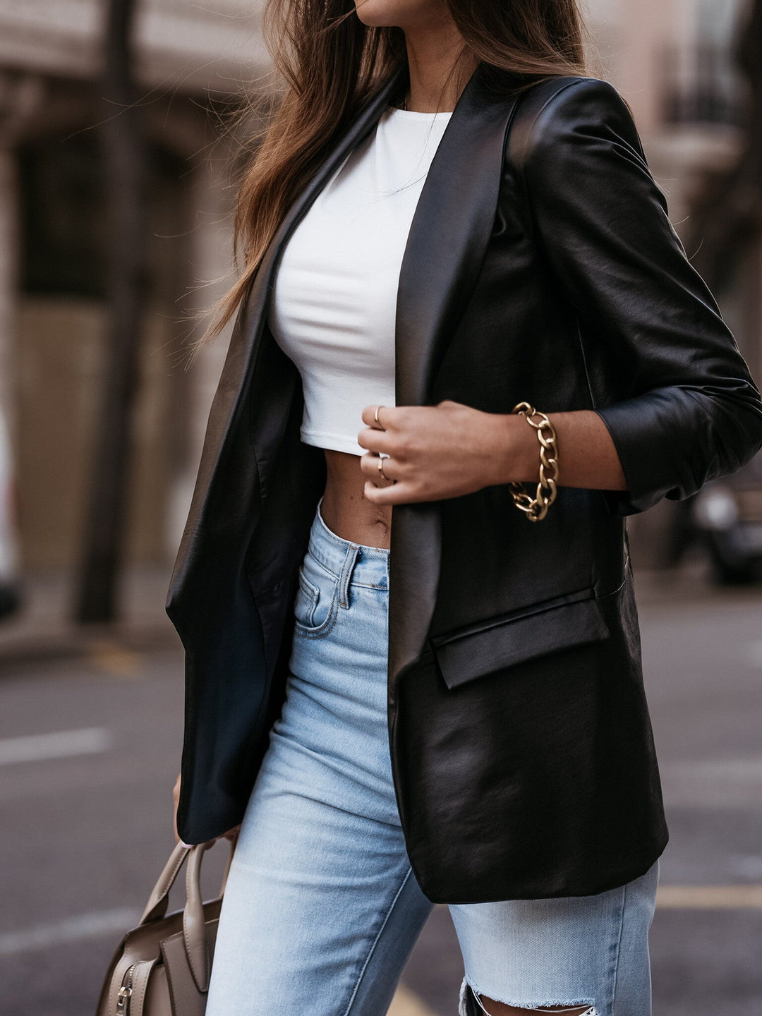 Vielseitiger Damenblazer in klassischem Schwarz. Eleganter, moderner Schnitt ideal für Büro, Feierlichkeiten oder Freizeit.
