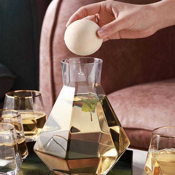 Exklusives Diamant-Gläserset: Krug, sechs Trinkgläser & stilvolles Serviertablett für Tischdeko.