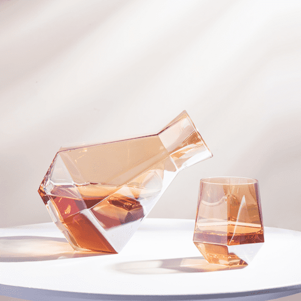 Modernes Karaffen-Set mit einzigartigem Diamantmuster, Gläsern & Tablett für Getränke.