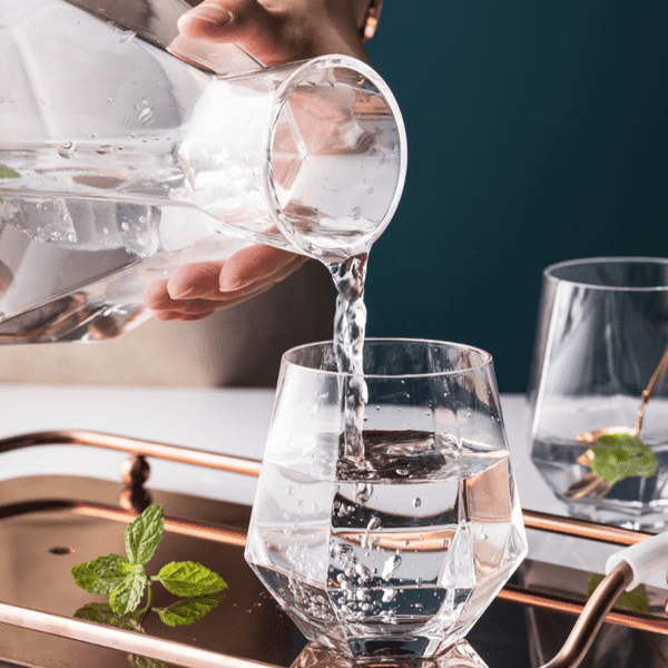 Hochwertiges Whiskey-Glas-Set, inklusive Krug, Kristallgläsern & elegantem Serviertablett.