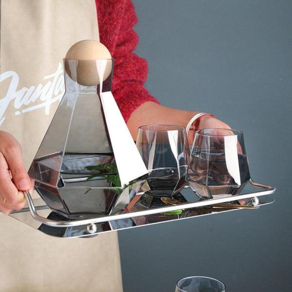 Dekoratives Glaswaren-Set für die Hausbar: Diamantkrug, Trinkgläser & Serviertablett.
