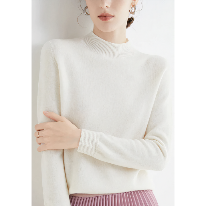 Detailansicht: Gemütlicher Damen Strickpullover mit feiner Textur und warmem Halshoherkragen.