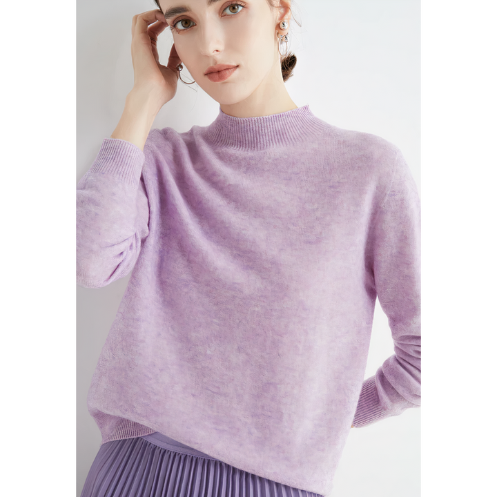 Rückansicht des eleganten Damen Herbstpullovers. Gemütlicher Strickpullover mit zeitlosem Design.
