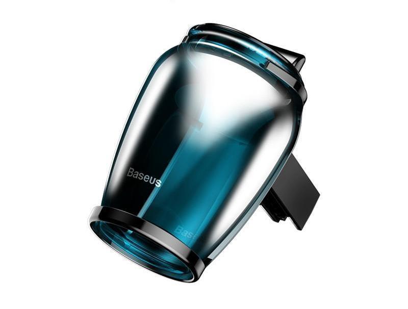 Detailansicht: Eleganter Glas Auto-Lufterfrischer mit Zeolith, befestigt am Lüftungsgitter. Für Fahrzeugpflege.